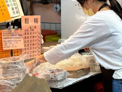 ▲合興的上海鬆糕更是連蔣宋美齡夫人等名人都喜愛，有原味、芝麻、桂花、紅豆、棗泥、紅麴等多口味。（圖／記者徐銘穗攝）