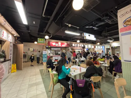 ▲逛累了不妨到南門市場 2 樓美食廣場休息，寬敞的共用座位區一位難求，其中曾獲金賞肯定的「合歡刀削麵」（圖左）是排店名店，但記者下午4點到時，早已賣完收攤。（圖／記者徐銘穗攝）