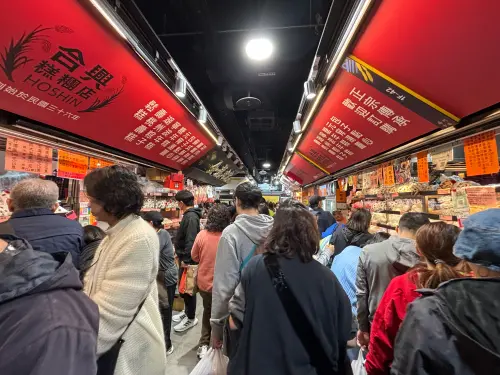 ▲直擊南門市場平日下午人潮「炸裂」，走道擠得水洩不通，廣播不斷提醒民眾注意隨身財物，買氣相當旺。（圖／記者徐銘穗攝）