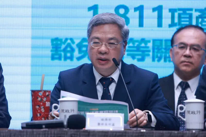 ▲龔明鑫報告，如今貿易協定確立之後，經濟部給予國內產業的支援方案還是會持續進行，「撥雲見日以後，我們剛才院長提到我們要轉守為攻了，在這種有利的條件之下，我們更要進軍美國市場。」（圖／記者葉政勳攝影）