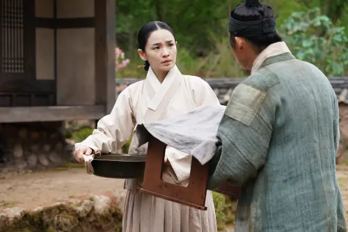 ▲田美都看到朴志訓眼神就直呼「想哭」。（圖／車庫娛樂）