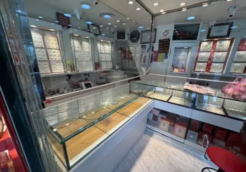 快訊／年末鋌而走險？桃園銀樓遭砸櫃　嫌犯被警鈴嚇到忘了搶金飾
