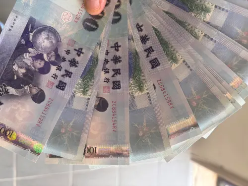 ▲民眾透過ATM領取新鈔時，發現領出來的鈔票一正一反，不解背後原因是什麼。（圖／翻攝Threads）