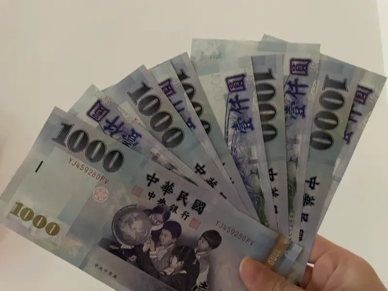 ▲不少人會前往ATM領新鈔，但有民眾發現領出的鈔票「ㄧ正一反」，引來行員解釋並非壞掉，而是為了防止卡鈔設計。（示意圖／記者陳雅雲攝）