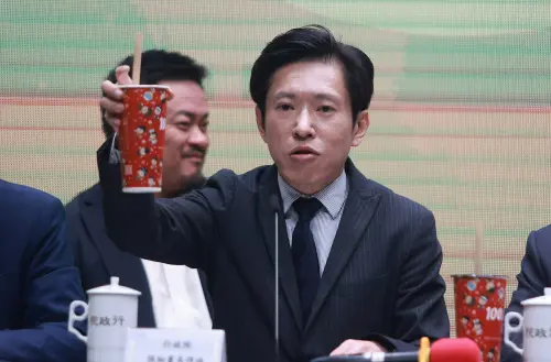 ▲張惇涵拿起珍奶喝。（圖／記者葉政勳攝，2026.02.13）