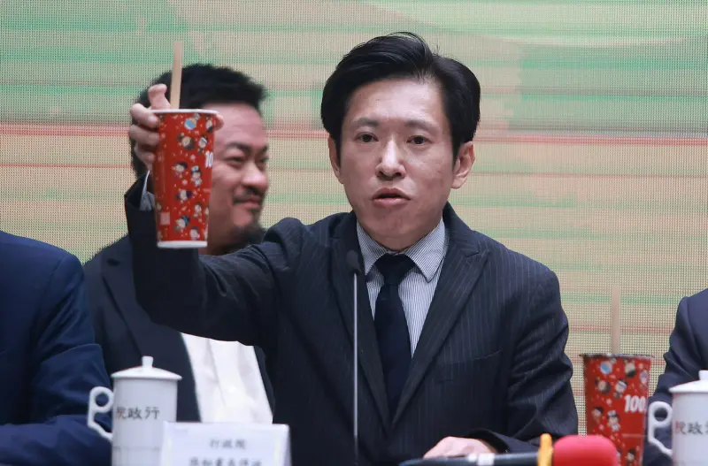    ▲張惇涵拿起珍奶喝。（圖／記者葉政勳攝，2026.02.13）  