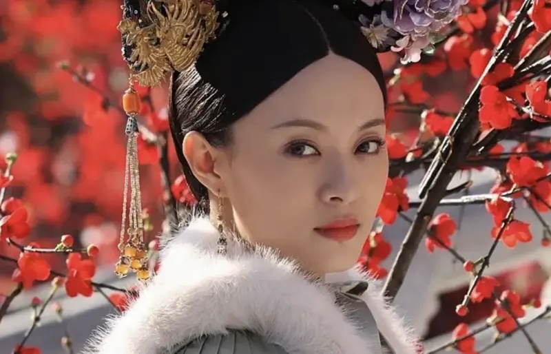 ▲每年春節線上直播必追的《後宮甄嬛傳》，劇中主角甄嬛（如圖，孫儷飾演）因事出宮到甘露寺修行，原本以為就這樣過一輩子了，沒想到她又想方法回宮，還升級為熹妃。就跟現代職場一樣，是帶著強大資源和歷練回鍋的高階主管，狠撕綠茶同事和搞定老闆。（圖／翻攝自豆瓣）