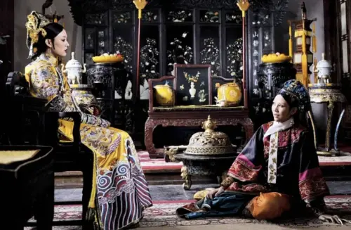 ▲《後宮甄嬛傳》裡出宮到甘露寺修行的甄嬛（左，孫儷飾演），後來再度回宮，不再意氣用事，而是以智慧和厚黑學，把曾經欺負她的皇后（右，蔡少芬飾演）拿捏得死死的。（圖／翻攝自豆瓣）