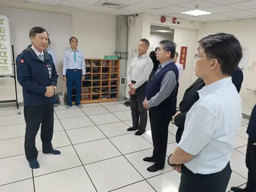 視察高雄輕軌營運整備　吳嘉昌：確保春節運作暢通疏解人潮
