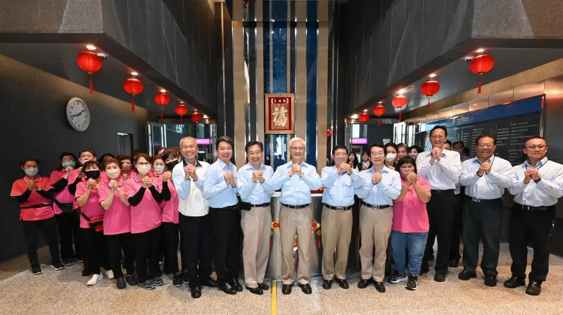 ▲中鋼董事長黃建智(右7)率領經營團隊至總部大樓拜年，並與樓管公司同仁合影。（圖／中鋼提供）