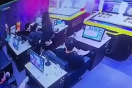 ▲韓媒《Sports Seoul》及《Sports Chosun》今（13）日接連報導，陣中球員羅承燁（나승엽）、高承慜（고승민）及金東赫（김동혁）被發現出入台南疑似非法賭博的遊戲場，且監視器畫面更疑似拍下球員對女店員性騷擾的過程。（圖／翻攝自《Sports Chosun》）