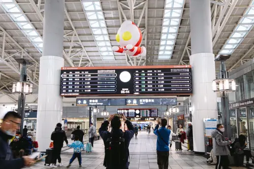 ▲高鐵左營大廳設置「超人力霸王」Q版氣膜裝置，吸引旅客拍照。（圖／高雄市觀光局提供www.facebook.com/khh.travel/）