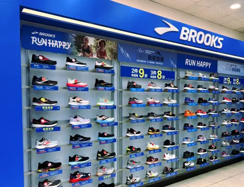 ▲Brooks藉由「避震緩衝象限」技術，透過極致的吸震保護與舒適感，減輕跑者膝蓋與腳踝衝擊，且採用DNA LOFT動態緩衝科技，具備軟Q、回彈而不軟塌的腳感。（圖／Brooks Running臉書）