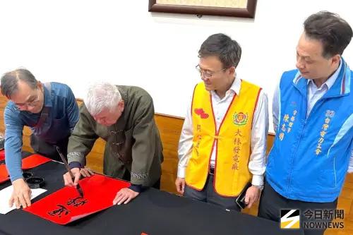 ▲台電大林發電廠舉辦馬年迎春揮毫送春聯活動，由大林發電廠廠長李志光(右2)主持。(圖／記者黃守作攝，2026.02.13)