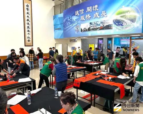 ▲台電大林發電廠舉辦馬年迎春揮毫送春聯活動，吸引台電員工熱情參與，場面洋溢著濃厚年節氣氛。(圖／記者黃守作攝，2026.02.13)