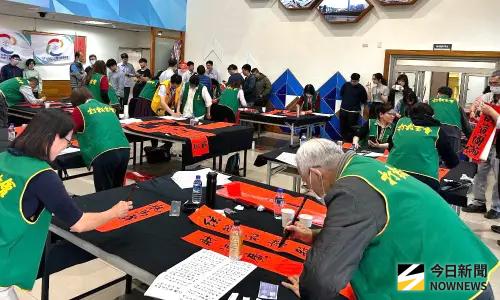 ▲台電大林發電廠舉辦馬年迎春揮毫送春聯活動，吸引台電員工熱情參與，場面洋溢著濃厚年節氣氛。(圖／記者黃守作攝，2026.02.13)