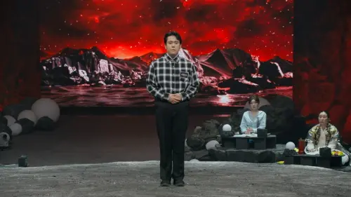 ▲《天機試煉場》第3集中，算命師們要猜出圖上的人，哪2個部位動過手術。（圖／Disney+）