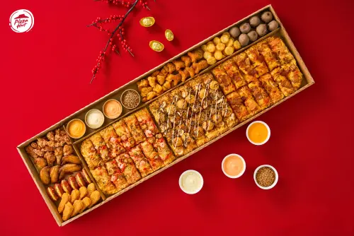 ▲必勝客春節限定「一公尺派對盒 好運醬淋」新品。（圖／必勝客pizzahut.com.tw）