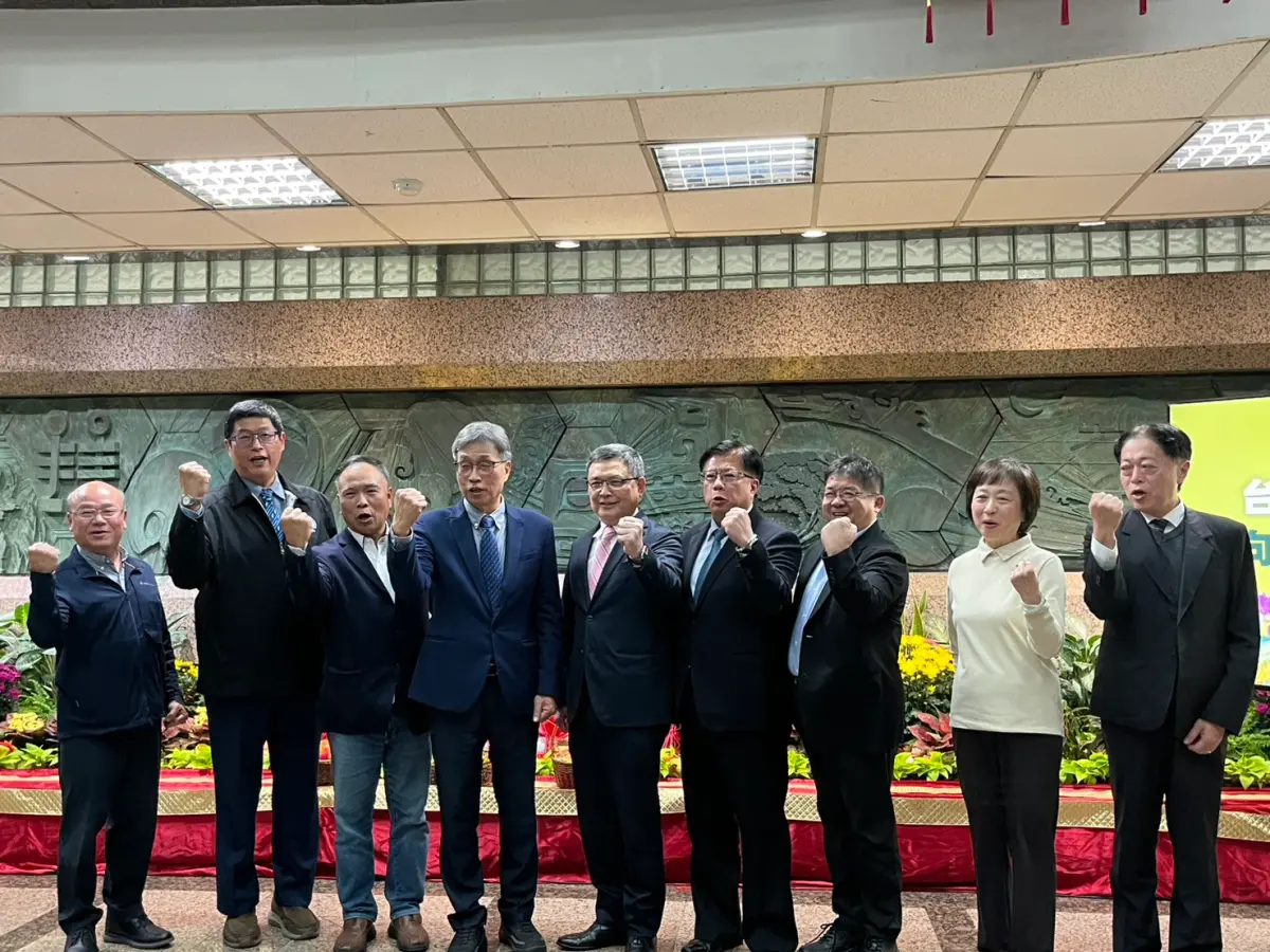 ▲農業部今與台灣蘭花產銷發展協會、米穀商業同業公會、養雞協會、水產工業同業公會、連鎖加盟促進協會等產業代表齊開記者會，說明關稅影響。（圖／記者張乃文攝）