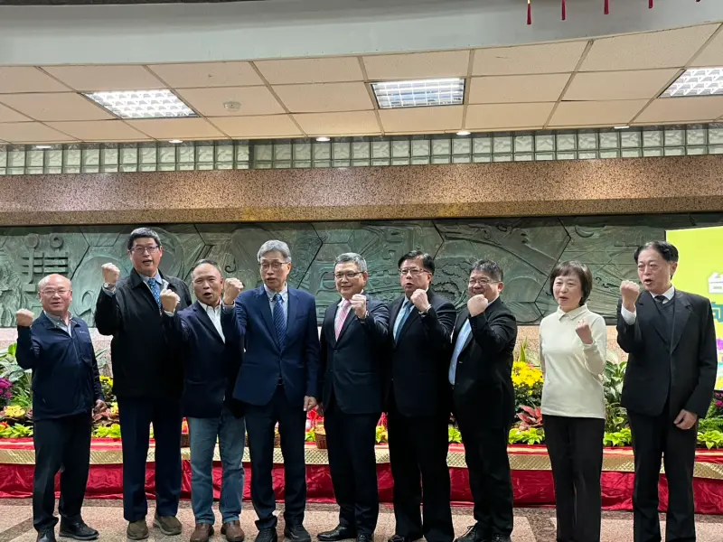 ▲農業部今與台灣蘭花產銷發展協會、米穀商業同業公會、養雞協會、水產工業同業公會、連鎖加盟促進協會等產業代表齊開記者會，說明關稅影響。（圖／記者張乃文攝）