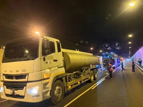 快訊／福德隧道大型車事故！遊覽車撞槽罐車「玻璃、車殼碎一地」
