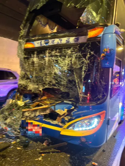 ▲遊覽車的擋風玻璃全碎，另車前頭也有嚴重凹陷的情形。（圖／翻攝畫面）