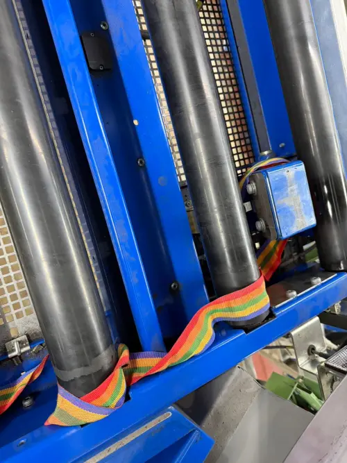 ▲有旅客行李綁帶過長導致卡進分揀機制，造成滾筒異常停擺。（圖／桃園機場公司）