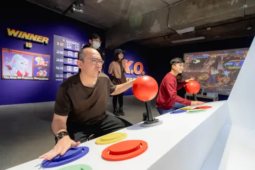 ▲巨大街機裝置將電玩世界延伸至現實場域串聯世代記憶。（圖／駁二藝術特區提供）