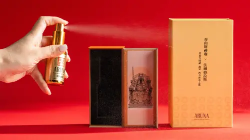 ▲禮盒變身「桌上神龕」，開創以香供神新美學。（圖／翻攝畫面）