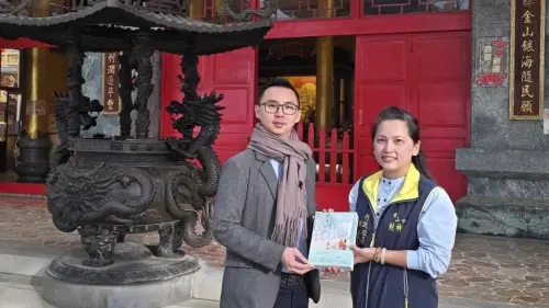 ▲台灣格拉斯香氛創辦人暨調香師 Vic Ho何宗禧（左一）。（圖／翻攝畫面）