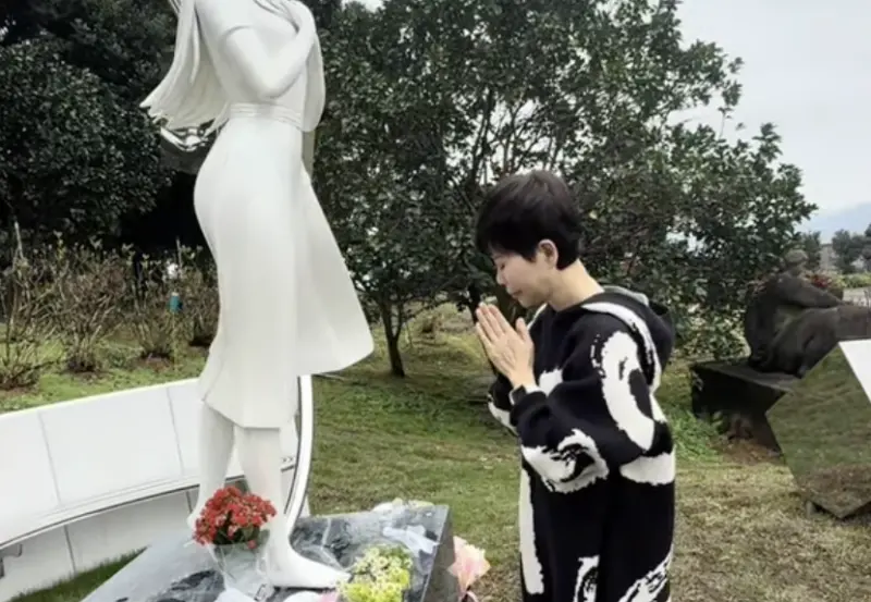 ▲詹雅雯（如圖）公開自己到金寶山悼念大S的影片，同時公開大S生前曾經寫給自己的鼓勵卡片內容。（圖／YW YouTube）