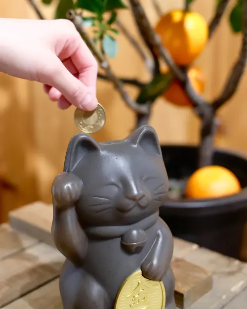 ▲無印良品開工優惠，於限定門市消費滿額再送招財貓存錢筒。（圖／無印良品提供shop.muji.tw）