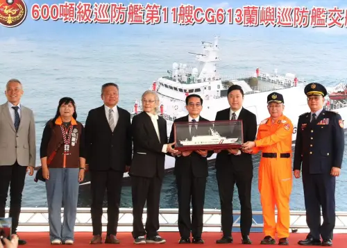 ▲海巡署艦隊分署舉行600噸級蘭嶼巡防艦交船儀式，在交船儀式中，由中信造船公司董事長韓碧祥(左4)將蘭嶼巡防艦模型，致贈給海洋委員會副主任委員兼海巡署署長張忠龍(右4)，象徵600噸級蘭嶼巡防艦建造圓滿完成交付，以強化我國海疆的量能，提升航行效能，也改善海巡人員勤務的生活品質。(圖／海巡署艦隊分署提供)