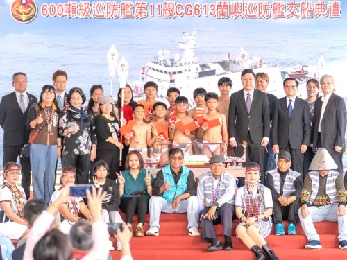 ▲海巡署艦隊分署舉行600噸級蘭嶼巡防艦交船儀式，融入蘭嶼達悟(雅美)族文化元素，邀請來自蘭嶼的椰油國小學生進行表演。(圖／海巡署艦隊分署提供)