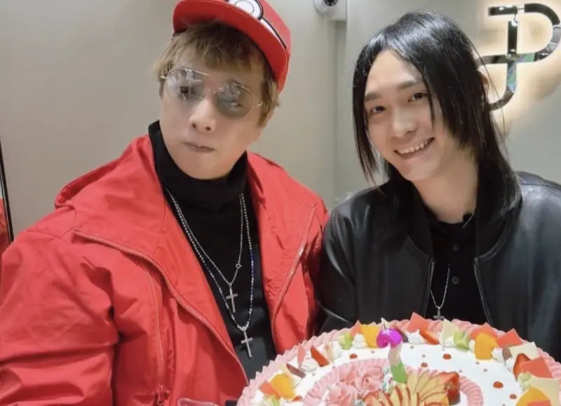 ▲曹西平（四哥，左）67歲冥誕，乾兒子Jeremy發文悼念爸爸「你不在我真的感覺心很空很無助。」（圖／曹西平的粉絲愛團 臉書）