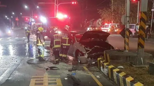 台中死亡車禍！25歲男自撞分隔島卡方向盤　火燒車門全鎖住
