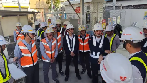 ▲捷運局長吳嘉昌年節前夕前往黃線Y3站工區視察，感謝捷運工程團隊辛勞。（圖／高市府捷運局提供）