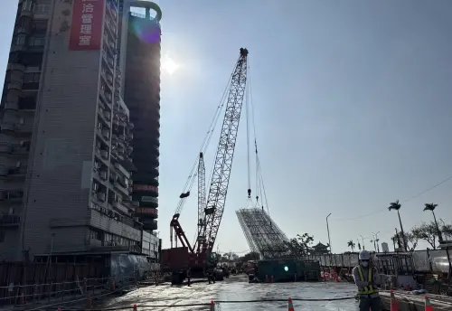 ▲捷運局長吳嘉昌前往黃線工區視察。（圖／高市府捷運局提供）