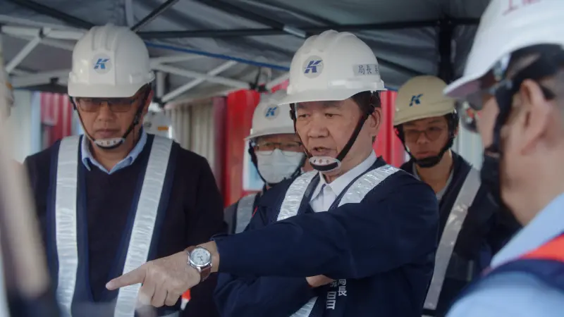 ▲捷運局長吳嘉昌年節前夕前往黃線工區視察，要求落實工區內、外之安全防護滴水不漏。（圖／高市府捷運局提供）