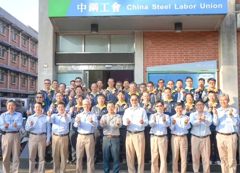 ▲中鋼公司經營團隊由董事長黃建智(左4)帶隊到中鋼企業工會進行拜年活動，由理事長楊乙記(左5)率幹部互動，期勞資和諧，共創雙贏。(圖／中鋼公司提供)