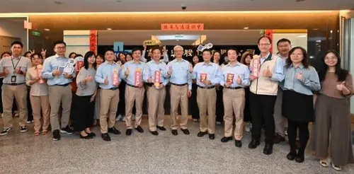 ▲中鋼公司經營團隊由董事長黃建智(前排右6)帶隊到中鋼運通公司拜年，由董事長黃一中(前排右7)率員互相拜年。(圖／中鋼公司提供)