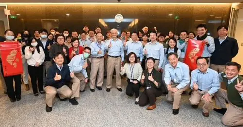 ▲中鋼公司經營團隊由董事長黃建智帶隊，到各單位進行拜年活動，帶有滿滿年味的氛圍。(圖／中鋼公司提供)