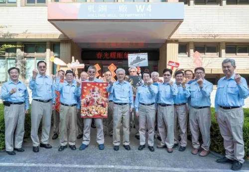▲中鋼公司經營團隊由董事長黃建智(前排左5)帶隊到到各單位進行拜年活動。(圖／中鋼公司提供)