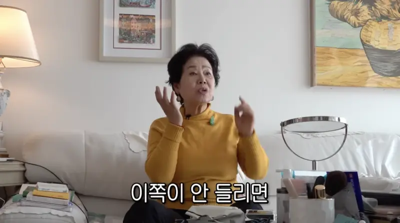 ▲韓國「國民奶奶」82歲的鮮于龍女，多年前曾經腦梗塞，救回一命後卻聽力受損，她透露自己起初不願意戴助聽器，但是被醫生警告「這樣會失智」，她才學習和它共處。（圖／순풍 선우용여 YouTube）