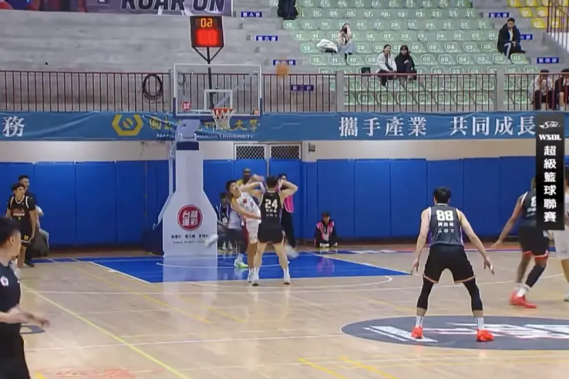 ▲裕隆後衛王翊帆在半場結束前僅剩0.95秒時接到球，隨即從自家罰球線附近隨手「勾射」拋向對面籃框。這顆球飛越全場後，先在地面彈跳一次，接著擦板「兩顆星」入網。（圖／翻攝自SBL影片）