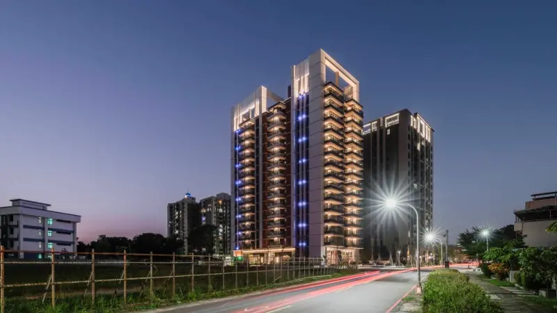 ▲ 「清景麟幸福城」位於左營區海富路，全案規劃地上15樓、地下3樓，公設採與東京安達仕飯店同設計手法「回字型設計」，日式精品飯店「都會和風」概念。（圖／翻攝畫面）