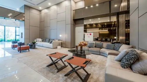 ▲清景麟幸福城公設師法東京安達仕飯店的「回字型設計」與「都會和風」概念，大廳秘書服務營造尊榮感。（圖／翻攝畫面）