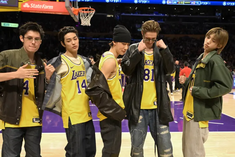 ▲由趙雨凡（James）、金主訓、Martin、嚴成玹、安乾鎬組成的五人男團CORTIS，成為NBA史上首組站上名人中場秀舞台的韓國團體，將K-Pop魅力直接注入這場體育與娛樂的跨界盛會。（圖／路透社／達志影像）