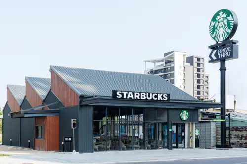 ▲鶯歌鳳鳴門市是新車道型門市。（圖／星巴克starbucks.com.tw）
