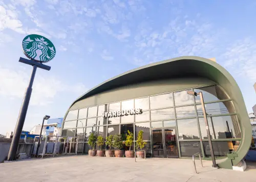 ▲星巴克鹿港門市，空間設計巧妙融入在地傳統「錫工藝」。（圖／星巴克starbucks.com.tw）